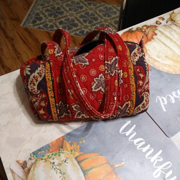 Beautiful! Red Vera Bradley Purse - Picture 3 of 7